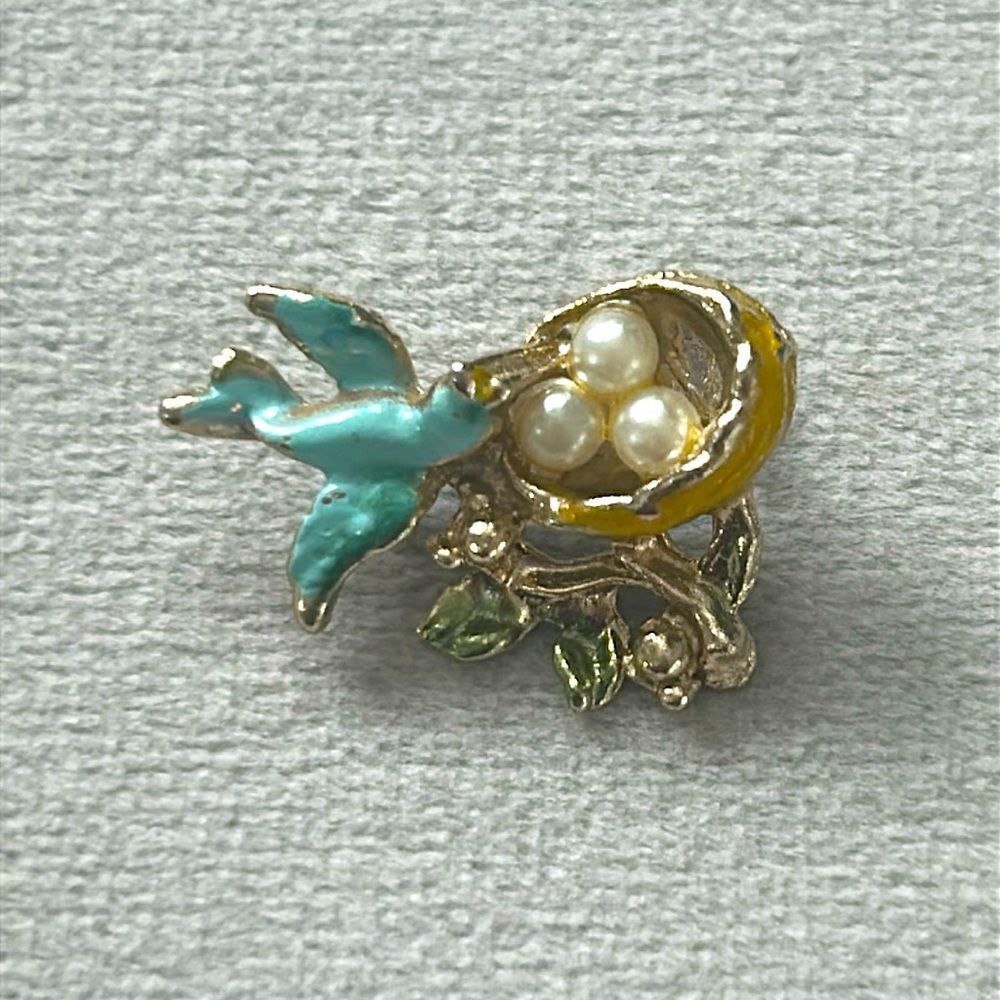 Vintage Bluebird and Nest Brooch – Gold-Tone with Faux Pearls